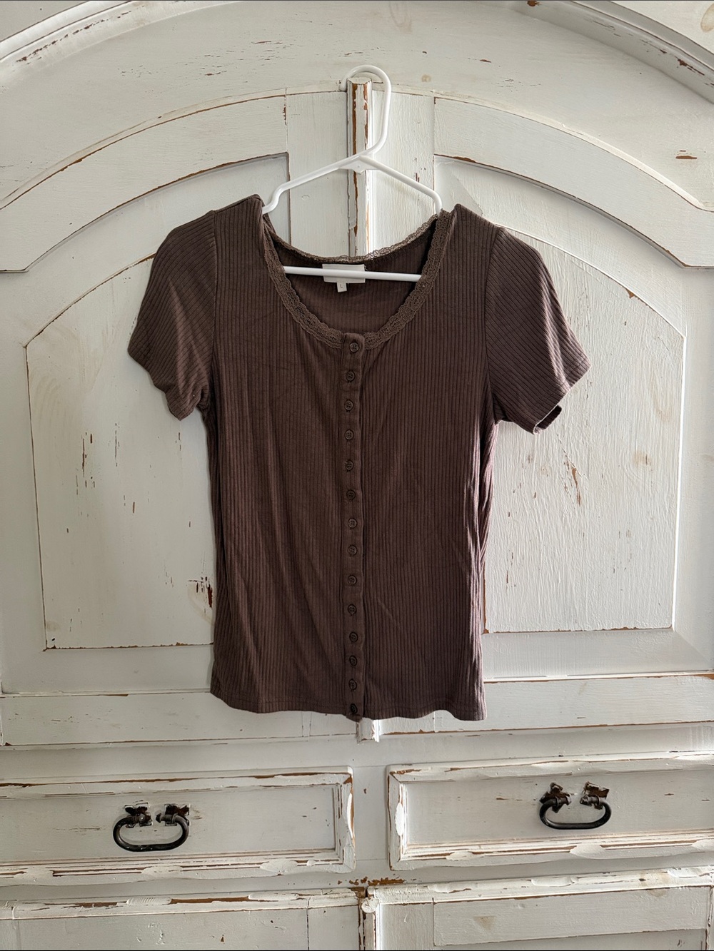 bohme Brown Ribbed Button-Front Short Sleeve Top with lace collar